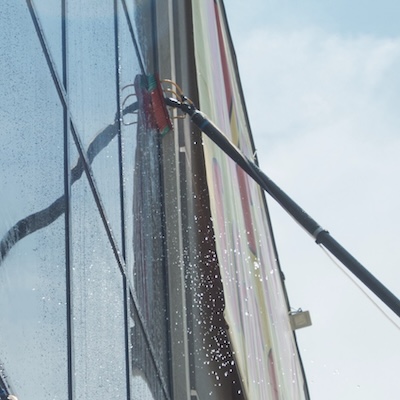 Das-Reinwasser-Fensterreinigungssystem-wird-zur-Reinigung-eines-modernen-Gebaeudes-mit-Glasfassade-in-Nuernberg-eingesetzt.