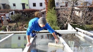 fensterputzer-aus-nuremberg-cleaning-glass-roof-www.preispasst.de