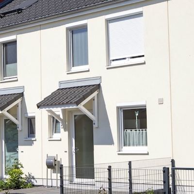 eine-Reihe-von-Privathaeusern-die-in-der-Sonne-glaenzen-