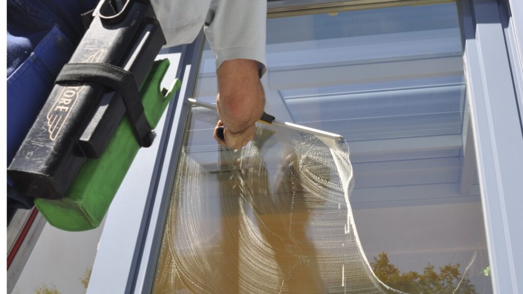 ensterreiniger-nuernberg-2026-blaue-fensterrahmen