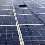 photovoltaik-solarreinigung-mit-buerste-waschen-2026.