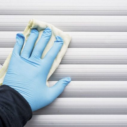 rollladen-reinigung-mit-nasse-tuch-2026