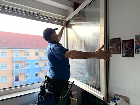 fensterputzer-preispasst-nuernberg-hand-wischt-fensterrahmen-